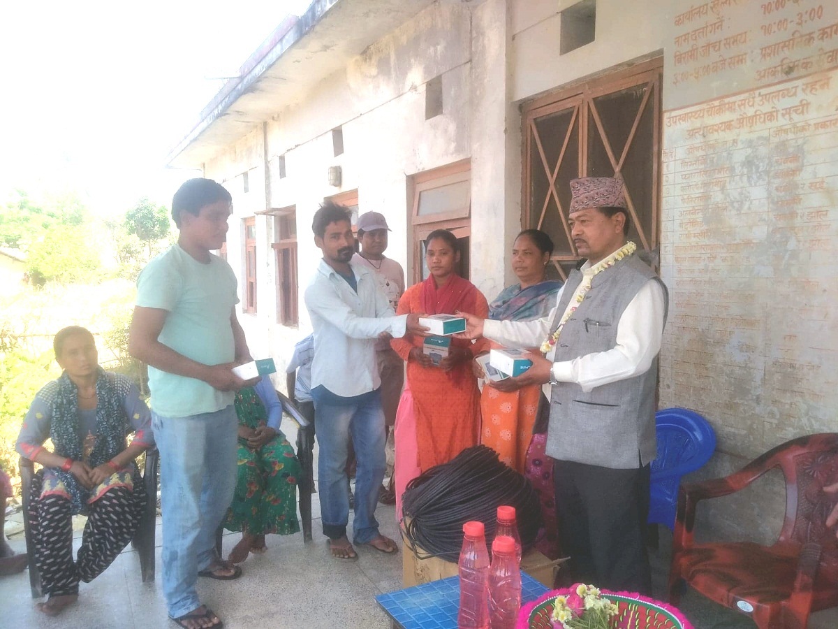 गोदावरी ५ का ३५ मुक्त कमैया परिवारलाई बिजुलीबत्तीका सामग्रीहरु सहयोग 